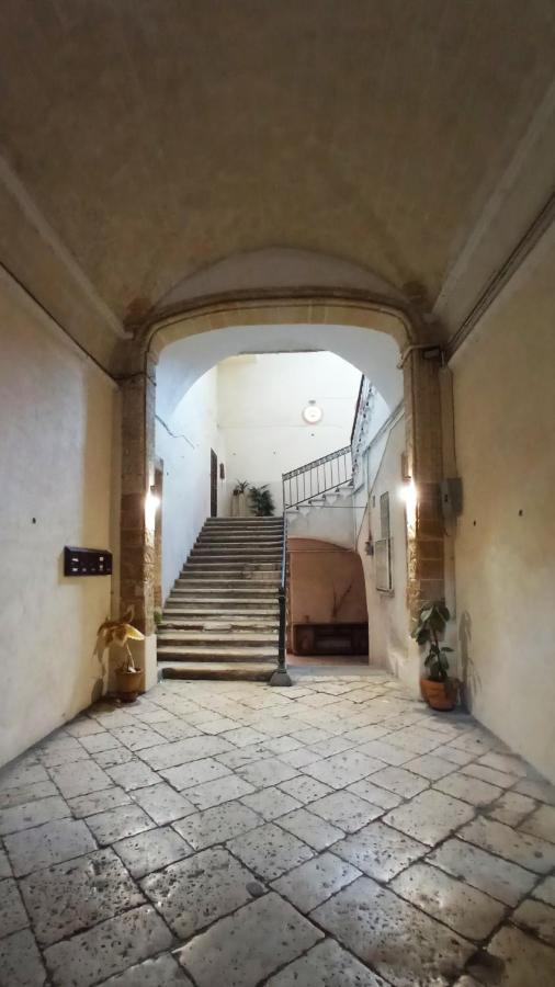 Palazzo Saraceno Apartment-Taras ตารันโต ภายนอก รูปภาพ